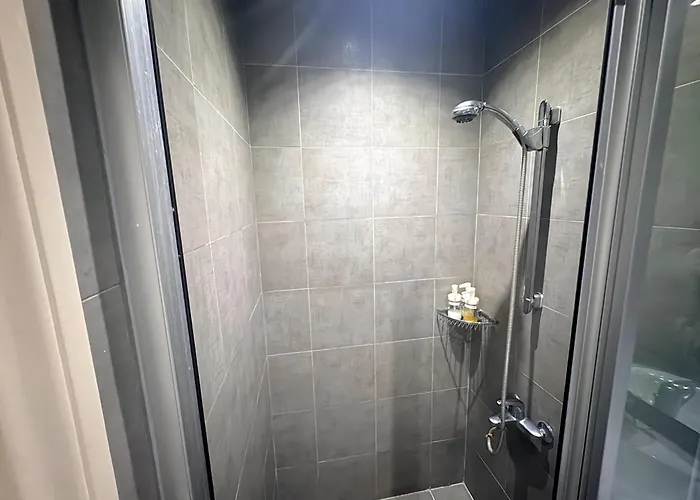 Apartment 3 Bedroom At Gramercy Residences Makati With Balcony And View For 6 To 10 Guests Small Pet Friendly *